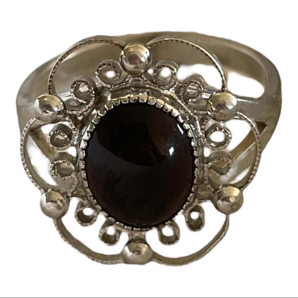 Beautiful sterling silver ring with black false stone